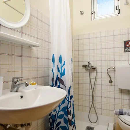 Finikes بيت ضيافة لايميناس